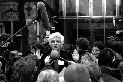 Annie Verdoold spreekt in 1997 demonstranten toe in Den Haag, als een van de leiders van het Nationaal Actiecomité Drugsoverlast.